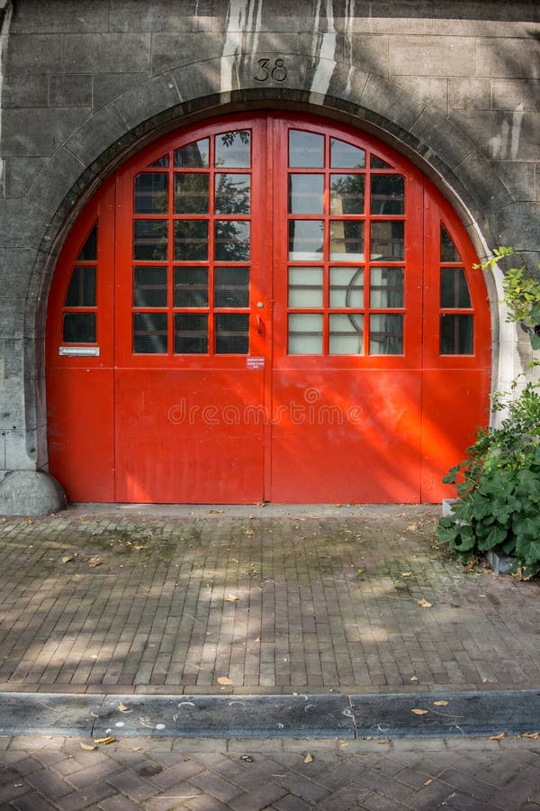 Porte orange ronde à Amsterdam photo stock Porte orange ronde à Amsterdam photo stock