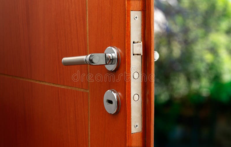 Porte ouverte d'une maison familiale Plan rapproché de la serrure une porte blindée photographie stock Porte ouverte d'une maison familiale Plan rapproché de la serrure une porte blindée photographie stock