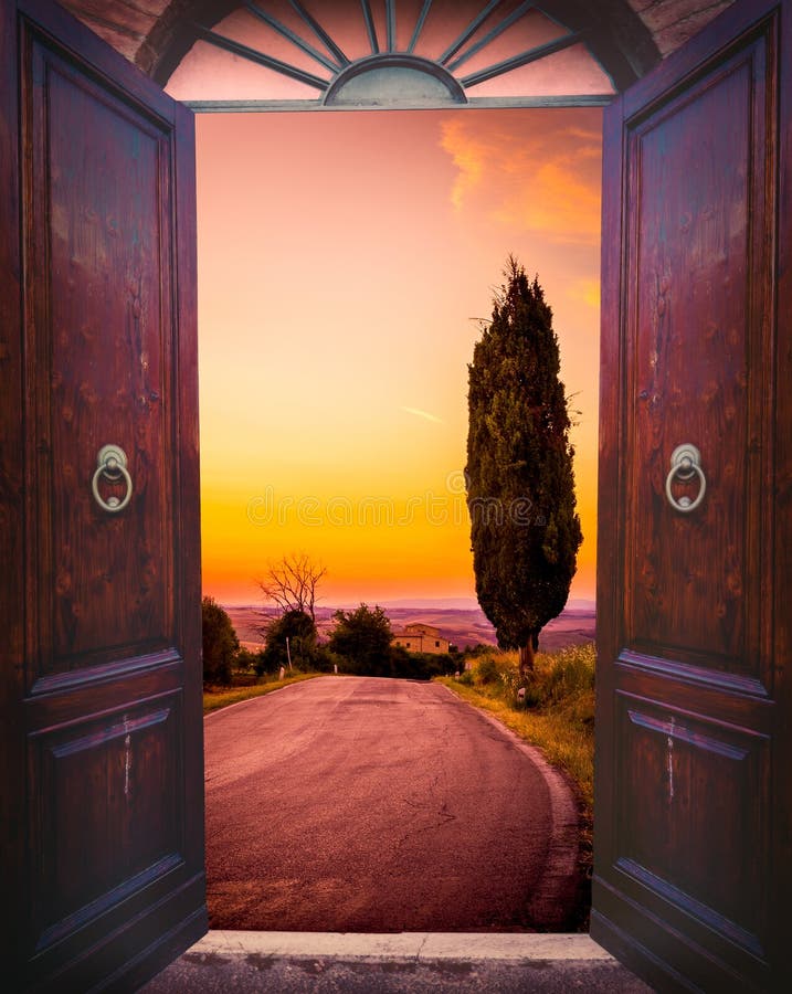 Porte ouverte et paysage photo stock. Image du maison - 63276070