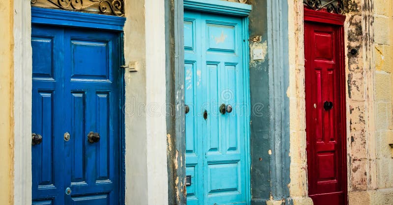 Porte a tre colori in una via di La Valletta fotografie stock libere da diritti Porte a tre colori in una via di La Valletta fotografie stock libere da diritti