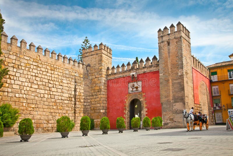 Porte à de vrais jardins d'Alcazar en Séville.  L'Andalousie, Espagne.
