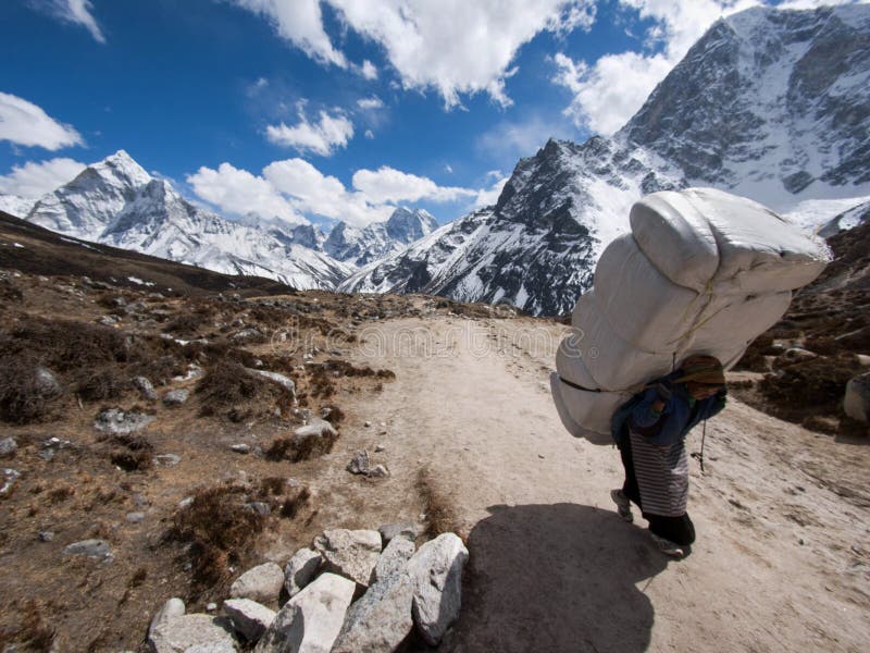 Porteiro no passeio na montanha do acampamento base de Everest, Nepal de Sherpa