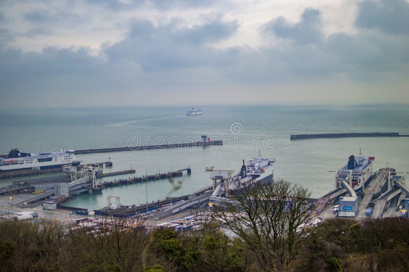 Porten av dover med fyrar och behållare royaltyfri bild Porten av dover med fyrar och behållare royaltyfri bild