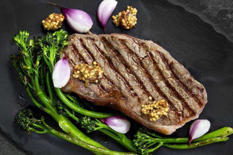 Porterhouse stek Piec na grillu z Broccolini Bejcował szalotki i musztardy fotografia royalty free