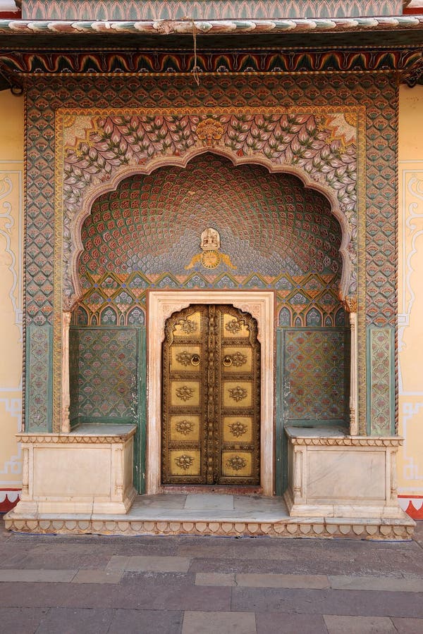 Portes d'entrée fleuries au palais de ville, Jaipur, Inde photos stock Portes d'entrée fleuries au palais de ville, Jaipur, Inde photos stock