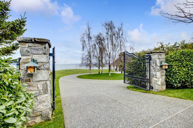 Portes de fer d'entrée avec les colonnes en pierre images stock Portes de fer d'entrée avec les colonnes en pierre images stock