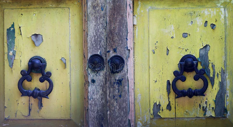 Portes de vieux vintage et poignées de porte en bois en métal images stock Portes de vieux vintage et poignées de porte en bois en métal images stock