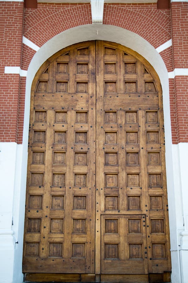 Portes en bois antiques de la tour de Spasskaya de Moscou Kremlin image libre de droits Portes en bois antiques de la tour de Spasskaya de Moscou Kremlin image libre de droits
