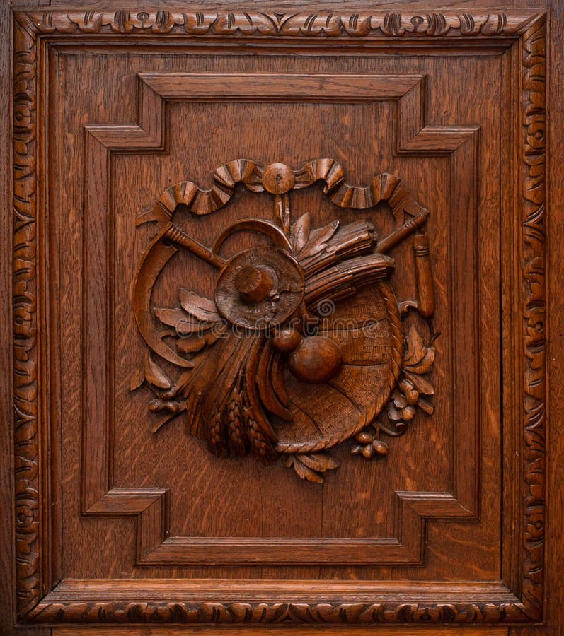 Portes en bois de garde-robe ou de placard La texture de l'arbre avec l'équilibre et de l'ornement au milieu Rétro conception images libres de droits Portes en bois de garde-robe ou de placard La texture de l'arbre avec l'équilibre et de l'ornement au milieu Rétro conception images libres de droits
