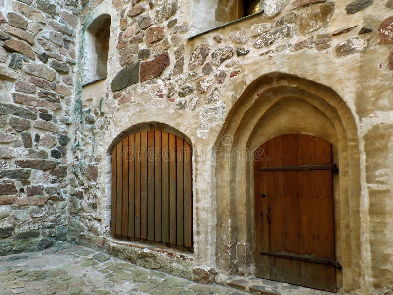 Portes en bois impressionnantes dans le château médiéval de Turku, site historique en Finlande image stock Portes en bois impressionnantes dans le château médiéval de Turku, site historique en Finlande image stock