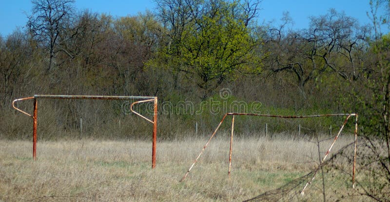 Portes rouillées abandonnées du football photos stock Portes rouillées abandonnées du football photos stock
