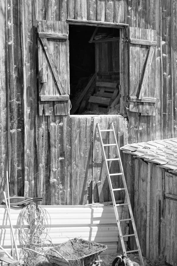 Portes à volets ouverts de la ferme en activité en Suisse photo stock Portes à volets ouverts de la ferme en activité en Suisse photo stock