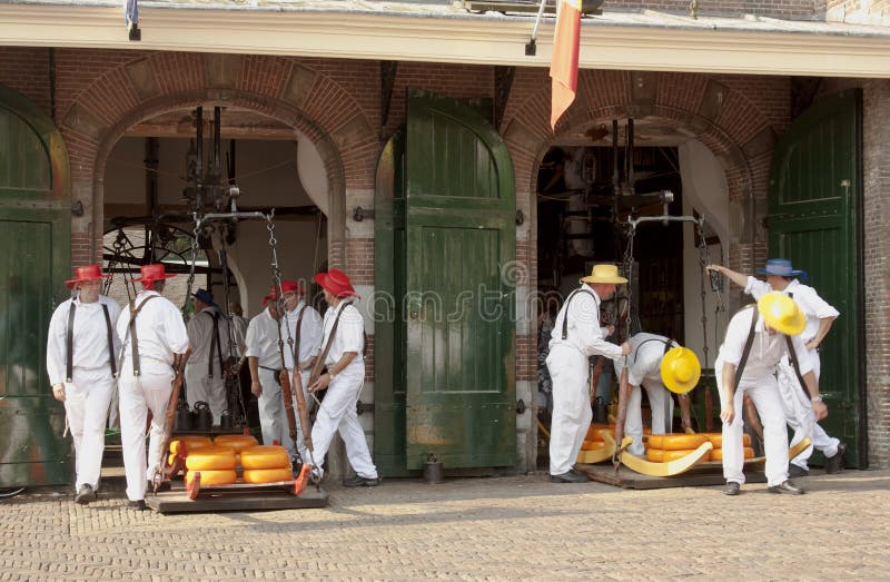Porteurs de fromage en pesant la Chambre, Alkmaar, Hollande photo libre de droits Porteurs de fromage en pesant la Chambre, Alkmaar, Hollande photo libre de droits