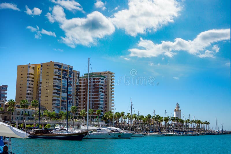 Porthamn malaga med yachter och palmträd fotografering för bildbyråer Porthamn malaga med yachter och palmträd fotografering för bildbyråer