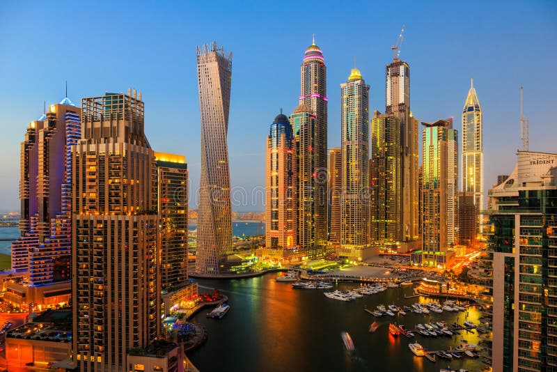 Porticciolo del Dubai alla notte dalla cima, sopra fotografia stock Porticciolo del Dubai alla notte dalla cima, sopra fotografia stock