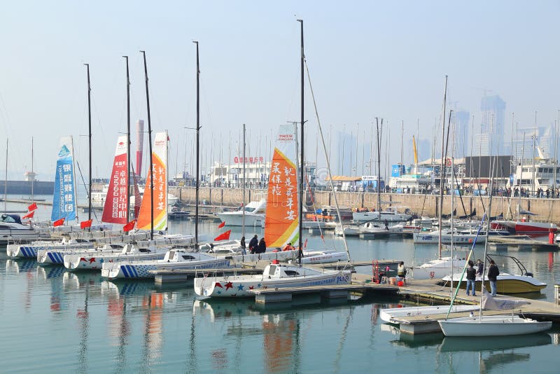 Porticciolo dell'yacht della città della Cina Qingdao immagine stock libera da diritti Porticciolo dell'yacht della città della Cina Qingdao immagine stock libera da diritti