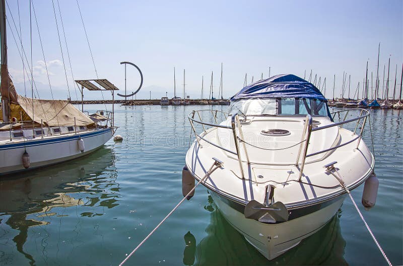 Porticciolo nel porto della baia del lago geneva a Losanna, Svizzera fotografie stock Porticciolo nel porto della baia del lago geneva a Losanna, Svizzera fotografie stock