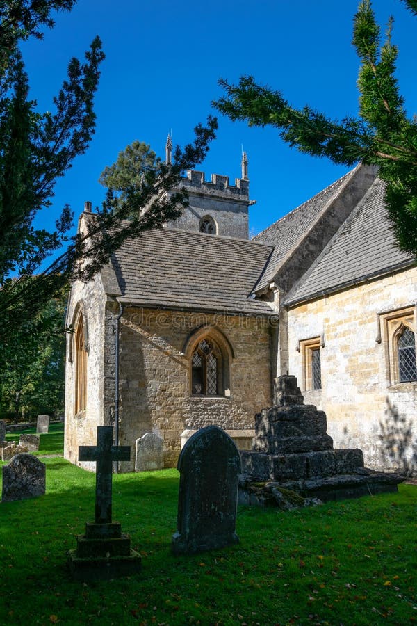 Portiek van Kerk St James, Colesbourne, Gloucestershire stock foto Portiek van Kerk St James, Colesbourne, Gloucestershire stock foto