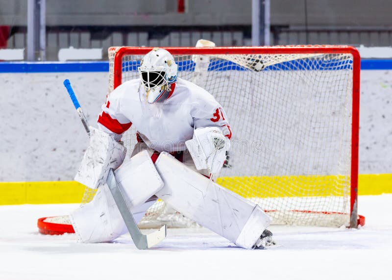 Portiere del hockey su ghiaccio durante il gioco fotografie stock Portiere del hockey su ghiaccio durante il gioco fotografie stock