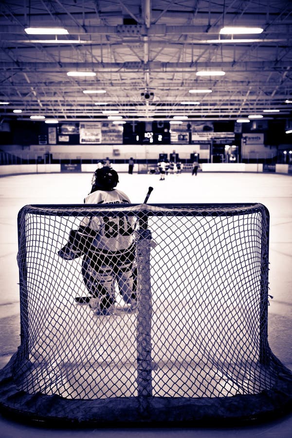Portiere del hokey di ghiaccio fotografia stock libera da diritti Portiere del hokey di ghiaccio fotografia stock libera da diritti