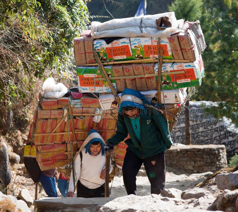 Portiers de Sherpa avec des marchandises image libre de droits Portiers de Sherpa avec des marchandises image libre de droits