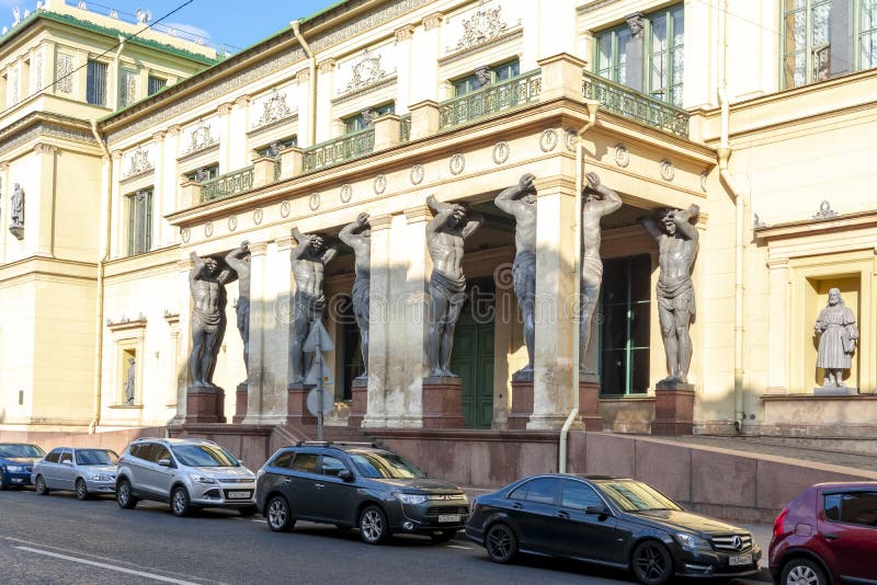 Portik av ny eremitboningbyggnad med Atlantes, St Petersburg, Ryssland royaltyfri foto Portik av ny eremitboningbyggnad med Atlantes, St Petersburg, Ryssland royaltyfri foto