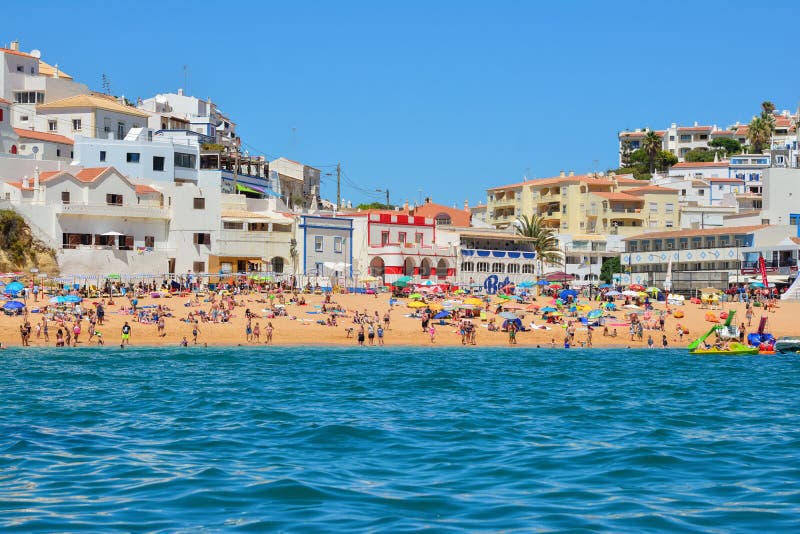 PORTIMAO, PORTUGAL - 2 DE AGOSTO DE 2017: Praia abarrotado no sul da região portuguesa o Algarve imagens de stock PORTIMAO, PORTUGAL - 2 DE AGOSTO DE 2017: Praia abarrotado no sul da região portuguesa o Algarve imagens de stock