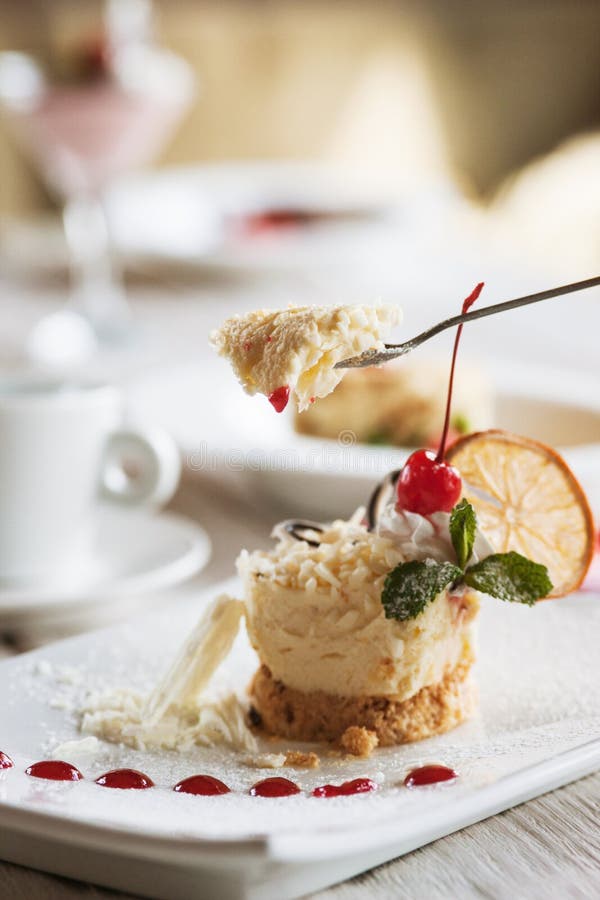 Portion orange crémeuse de dessert dans le restaurant images stock Portion orange crémeuse de dessert dans le restaurant images stock