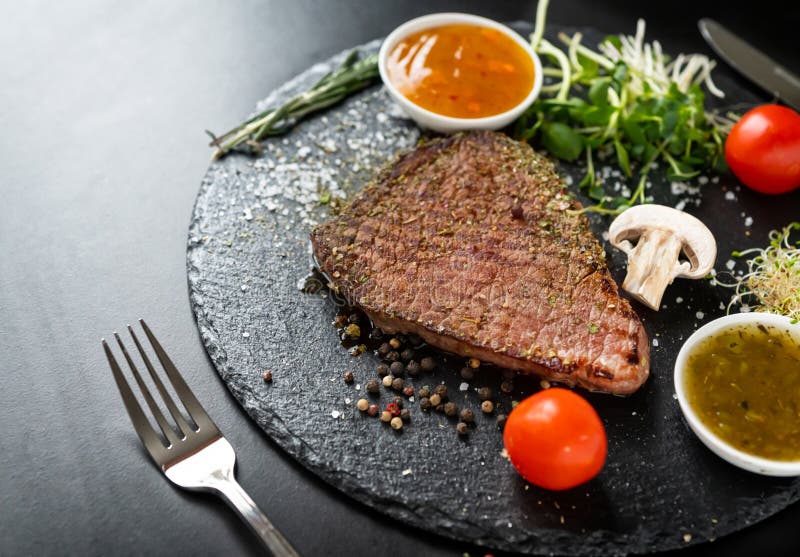 Portionen av anbud lutar grillad nötköttbiff royaltyfria bilder Portionen av anbud lutar grillad nötköttbiff royaltyfria bilder