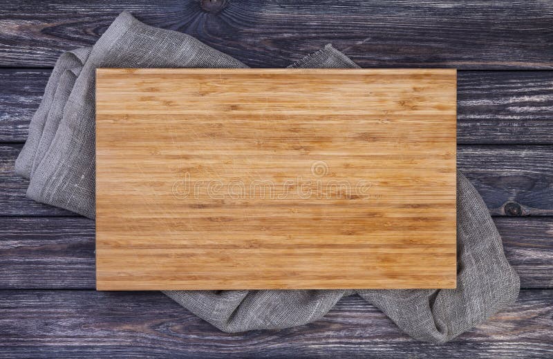 Portionmagasin över den gamla trätabellen, skärbräda på mörk wood bakgrund, bästa sikt arkivfoton