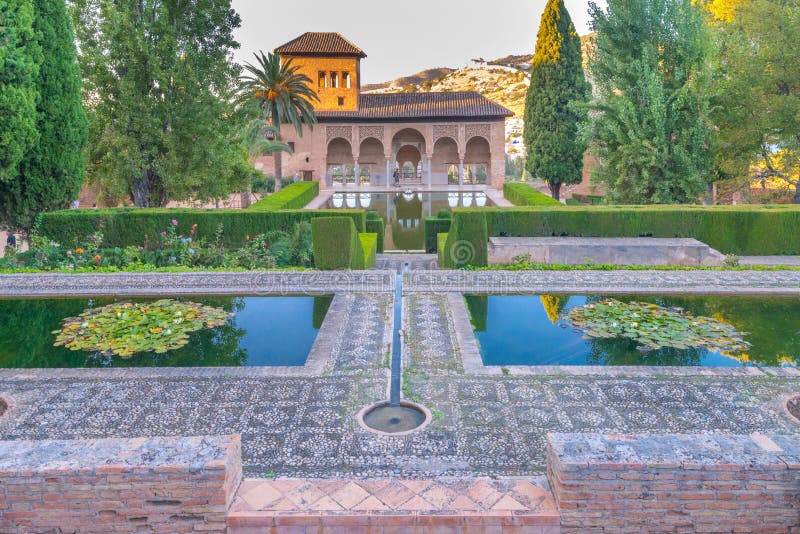 Portique de palais en EL Partal dans des palais de Nasrid de jardins, Alhambra, Grenade