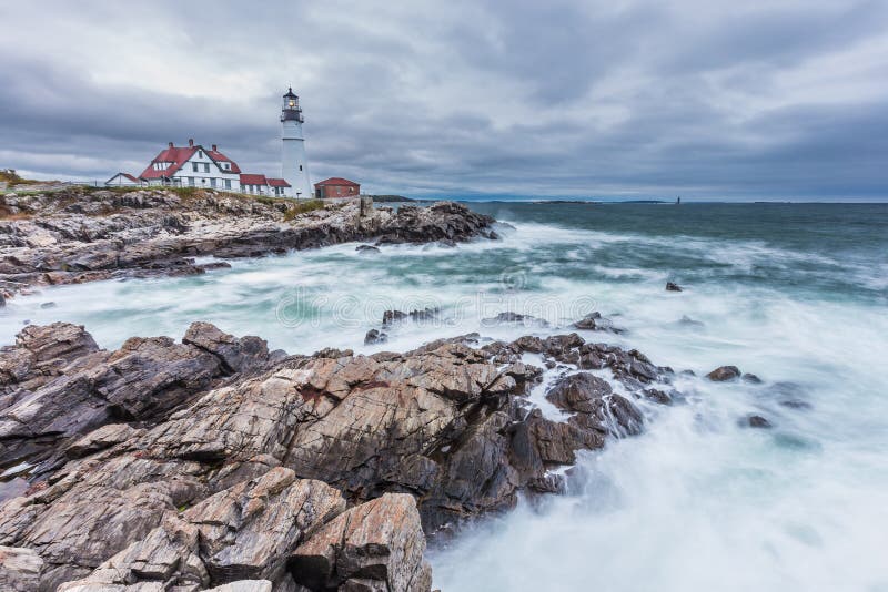 Portland dirige il faro in capo Elizabeth, Maine in tempesta immagini stock libere da diritti Portland dirige il faro in capo Elizabeth, Maine in tempesta immagini stock libere da diritti