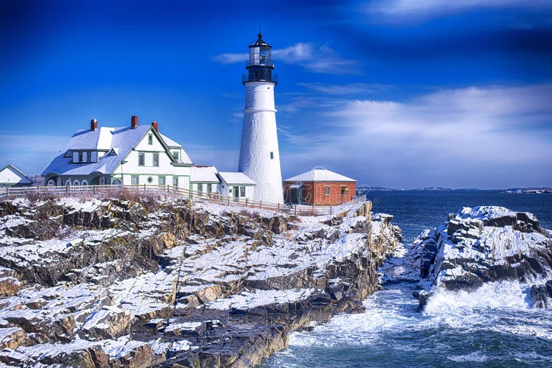 La mitica e storica Portland Maine Faro dopo un inverno di neve su un soleggiato e cielo blu giorno.