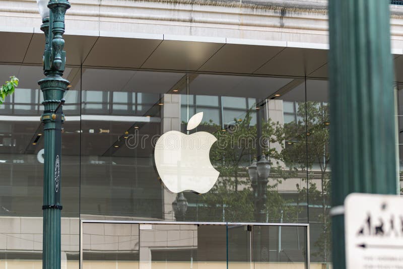 Apple Retail Store editorial photo. Image of computers - 71434266