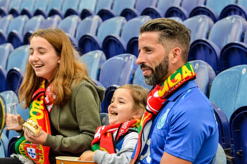 PORTO, ΠΟΡΤΟΓΑΛΙΚΗ - Ιουνίου 2019: Πορτογάλοι οπαδοί στο στάδιο στηρίζουν την ομάδα τους κατά τη διάρκεια των ημιτελικών του UEFA στοκ εικόνες