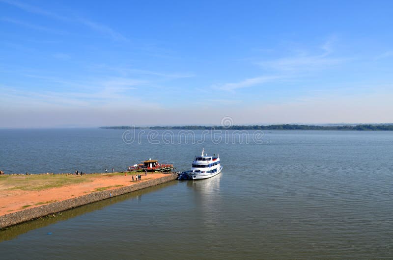 Porto Alegre, Rio Grande do Sul, Brasil: navio do turista no lago Guaiba imagem de stock Porto Alegre, Rio Grande do Sul, Brasil: navio do turista no lago Guaiba imagem de stock