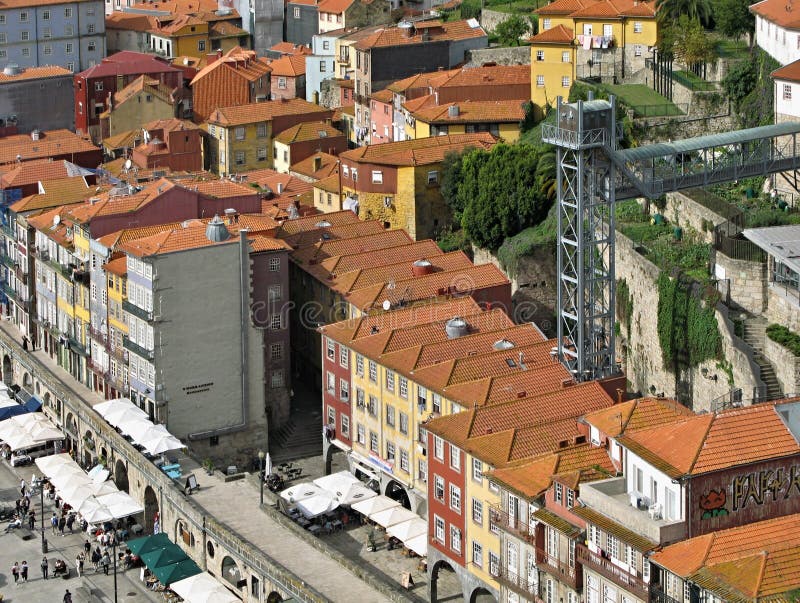 Porto Cityscape mit farbenfrohen Häusern, einer Fußgängerbrücke und einer modernen Aufzugsstruktur stockbild