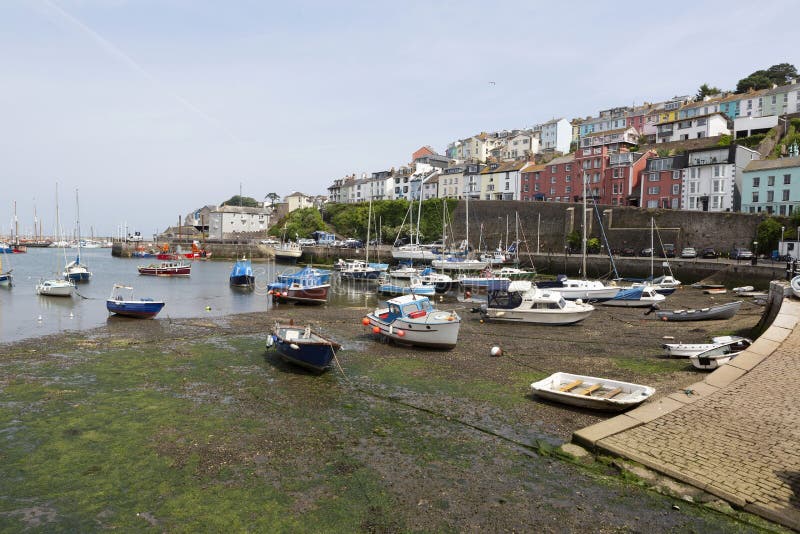 Porto de Brixham na maré baixa, Devon, Reino Unido imagens de stock Porto de Brixham na maré baixa, Devon, Reino Unido imagens de stock