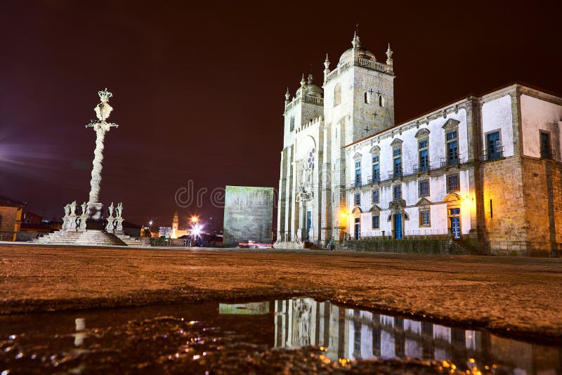 Porto de mening van de Kathedraalvoorgevel, Rooms-katholieke kerk, Portugal Bouw rond 1110
