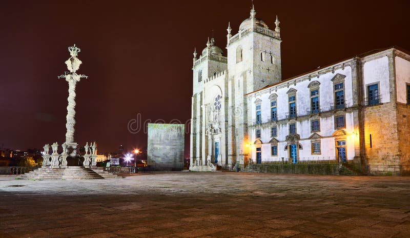 Porto de mening van de Kathedraalvoorgevel, Rooms-katholieke kerk, Portugal Bouw rond 1110