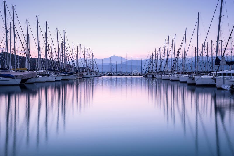 Porto dell'yacht nel tramonto immagine stock libera da diritti Porto dell'yacht nel tramonto immagine stock libera da diritti