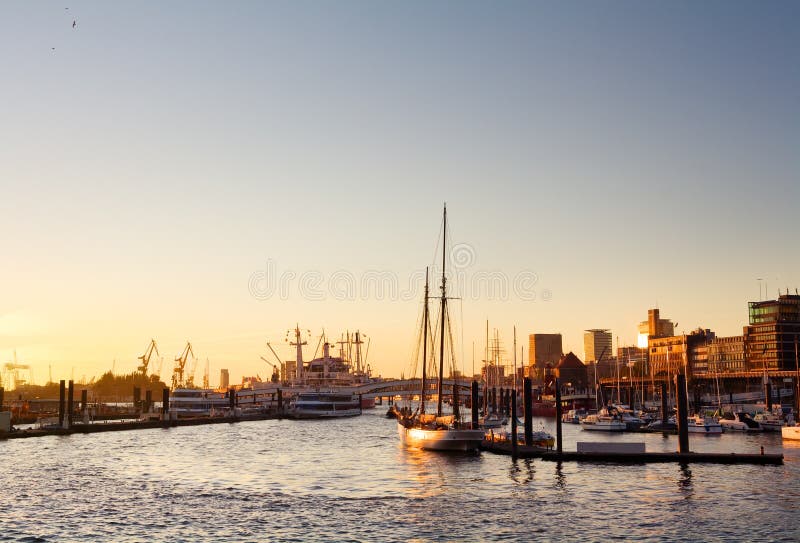 Porto di Amburgo al tramonto fotografie stock libere da diritti Porto di Amburgo al tramonto fotografie stock libere da diritti