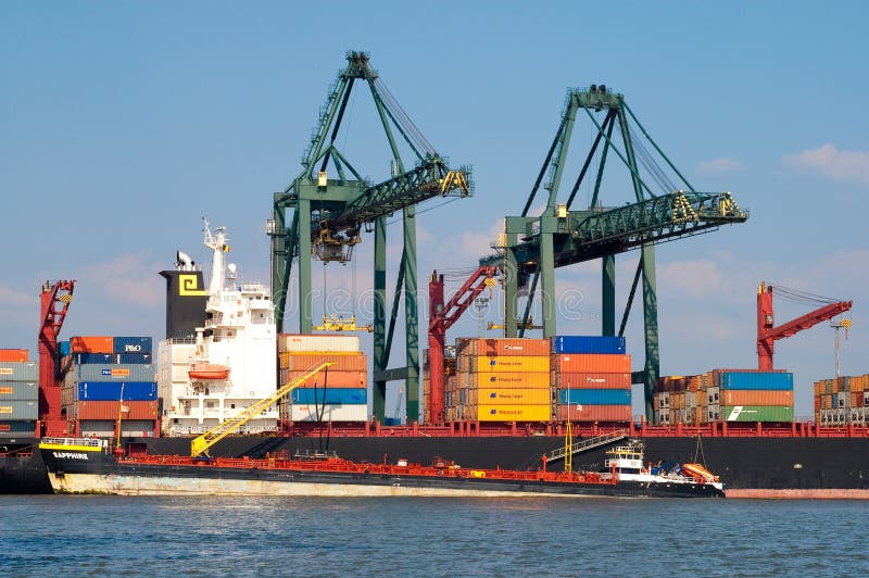 Porto di Anversa, Belgio fotografia editoriale. Immagine di dockyard - 61915801