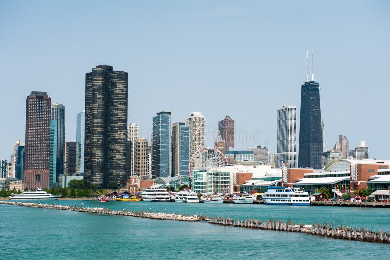 Porto Di Chicago E Nave Alta Al Pilastro Della Marina Fotografia
