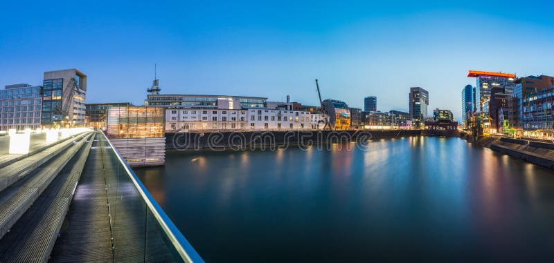 Porto di media a Dusseldorf nella sera immagine stock Porto di media a Dusseldorf nella sera immagine stock