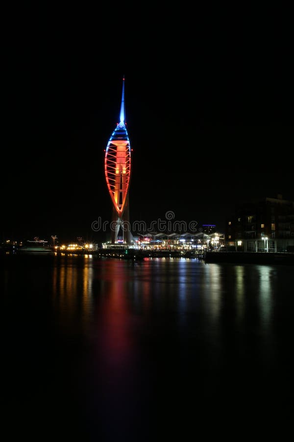 Porto di Portsmouth della torre dello spinnaker alla notte fotografia stock libera da diritti Porto di Portsmouth della torre dello spinnaker alla notte fotografia stock libera da diritti