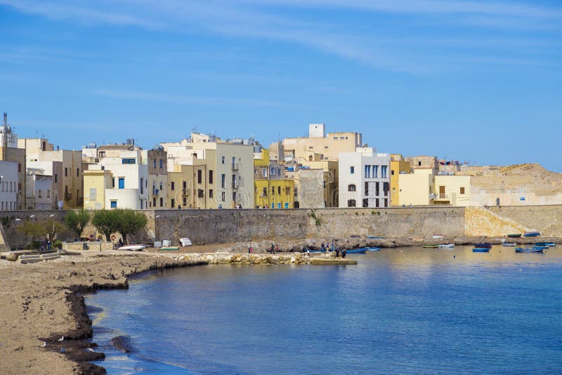 Porto di Trapani in Sicilia, Italia durante il chiaro giorno soleggiato fotografia stock Porto di Trapani in Sicilia, Italia durante il chiaro giorno soleggiato fotografia stock