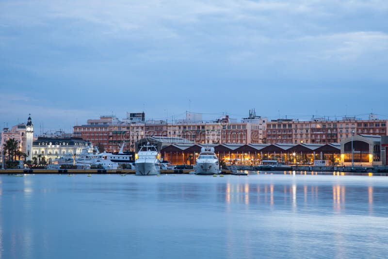 Porto Di Valencia Al Crepuscolo Fotografia Stock Immagine di penombra