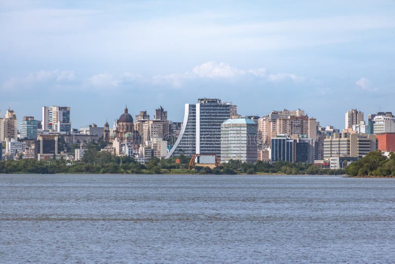Porto do centro Alegre Skyline com construção e a catedral administrativas no rio de Guaiba - Porto Alegre, Rio Grande do Sul, Br imagem de stock royalty free Porto do centro Alegre Skyline com construção e a catedral administrativas no rio de Guaiba - Porto Alegre, Rio Grande do Sul, Br imagem de stock royalty free