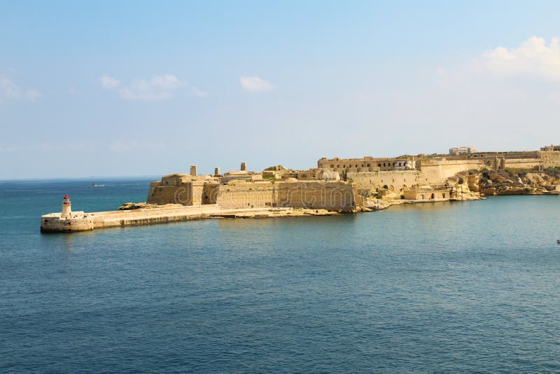 Porto e forte grandes de Ricasoli em Kalkara - Valletta, Malta imagens de stock royalty free Porto e forte grandes de Ricasoli em Kalkara - Valletta, Malta imagens de stock royalty free